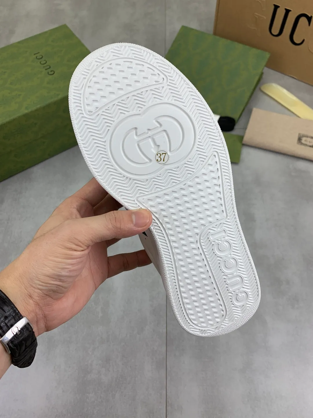 Men's shoes 💰P600 new GUCCI high version 🆕New series, 👫couple biscuit shoes, thick-soled sneakers, these are really comfortable, super light, comfortable and versatile, 👍a must-have item, this item is full of fun retro flavor. G’s new series continues to seek inspiration from daily life in other eras and incorporates the essence of current design to create refreshing designs. This sneaker is made of GG printed canvas and decorated with the classic double G monogram pattern, highlighting the profound connotation of the brand logo. GG printed embossed leather, glossy leather details, 5cm taller, instantly enhances your aura when worn! (With a complete set of packaging bags) Airplane box Size: 35-45